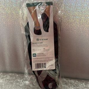 Gaiam yoga barre socks no slip grippy dance Pilates workout yoga Grey black